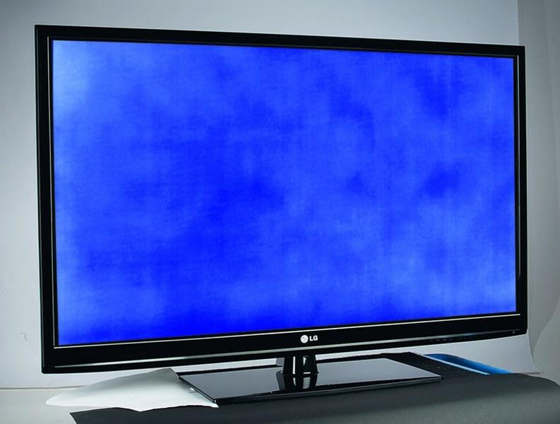 В отличие от моделей на базе технологии Edge-LED у плазменного телевизора LG 50PK350 свечение очень равномерное и не создает пятен, искажающих изображение интернет-ТВ