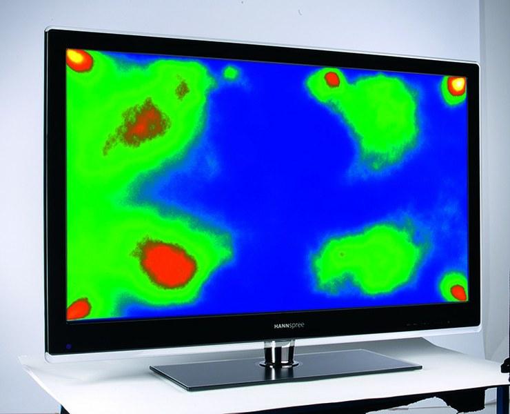 Светлые пятна на экране модели Hannspree в верхних углах (помечены желтым) мешают при просмотре темных сцен