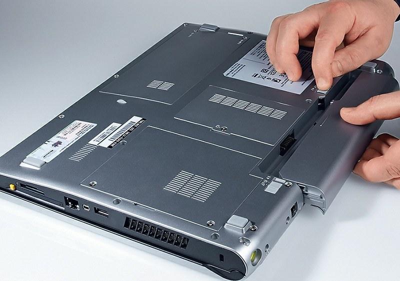 Отсоедините батарею ноутбука, работающего от электросети, чтобы оградить его от постоянной подзарядки