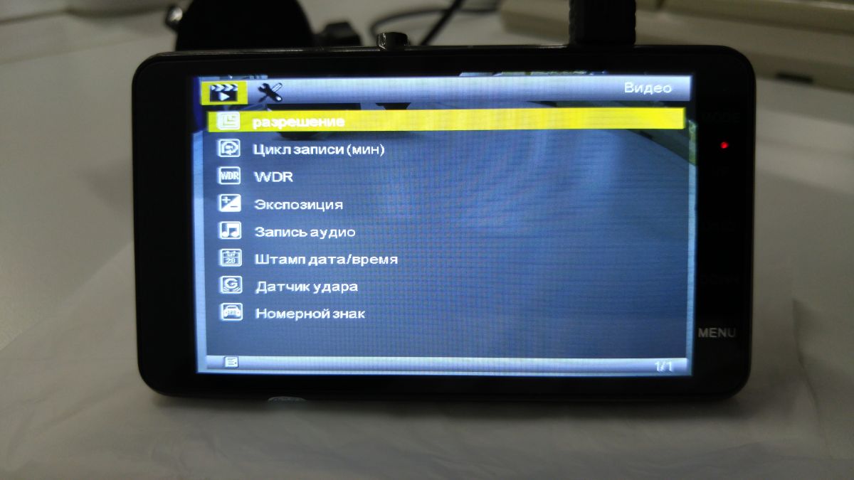 Обзор видеорегистратора Navitel R800: необычный дизайн и большой экран