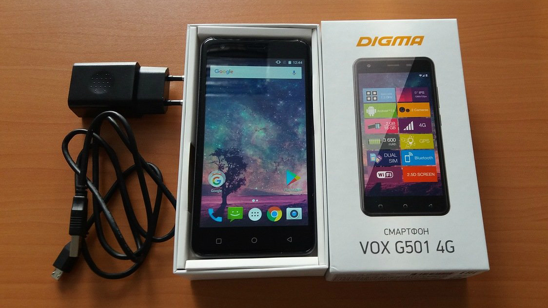 В комплект поставки Digma VOX G501 4G входят аккумулятор и USB-кабель.