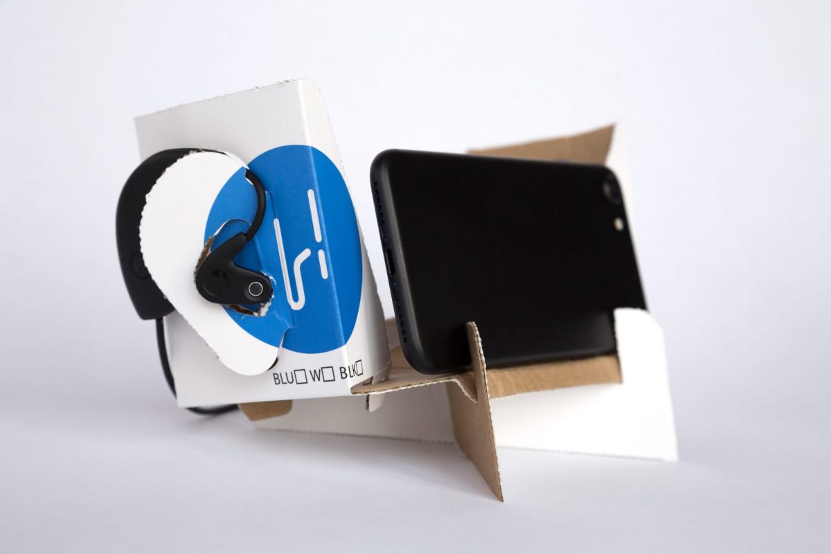 Коробку, в которой продаются Hooke, можно использовать в качестве «искусственной головы» и подставки для смартфона.