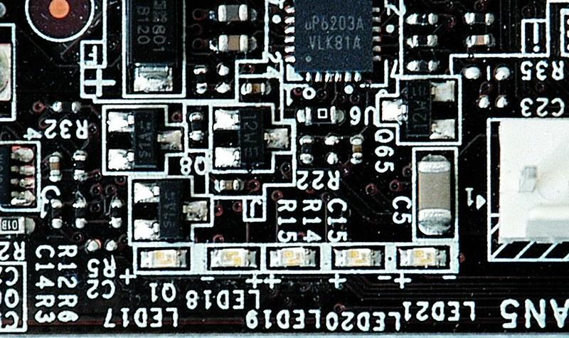 (7) Светодиоды показывают активность фаз питания CPU