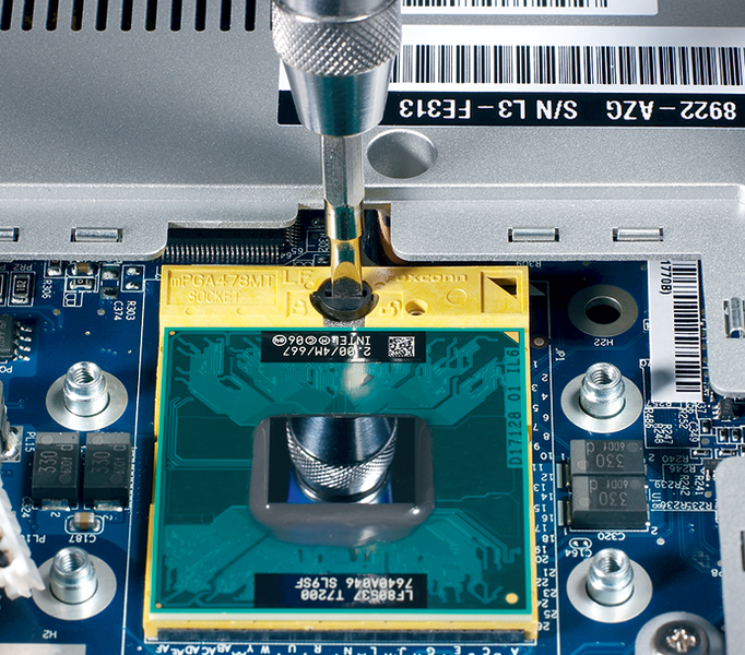 Процессор фиксируется винтом Центральный процессор в ноутбуке крепится не так, как аналогичный компонент в настольном компью- тере. Здесь для его демонтажа потребуется откру- тить специальный винт.