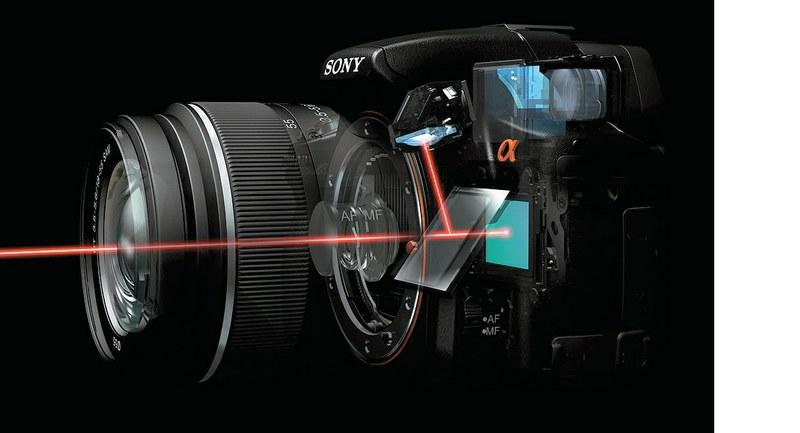 В новых SLT-камерах от Sony световой поток от объектива делится между матрицей и видоискателем, а отсутствие механического привода зеркала уменьшает вес и размеры устройства