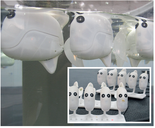 Рыба-робот из Фраунгоферовского института ориентируется в воде с помощью инфракрасных датчиков, выполненных в виде привычных глаз. Микропрограмма, зашитая в контроллер, моделирует поведение стаи рыб. Литий-ионного аккумулятора хватает на четыре часа.