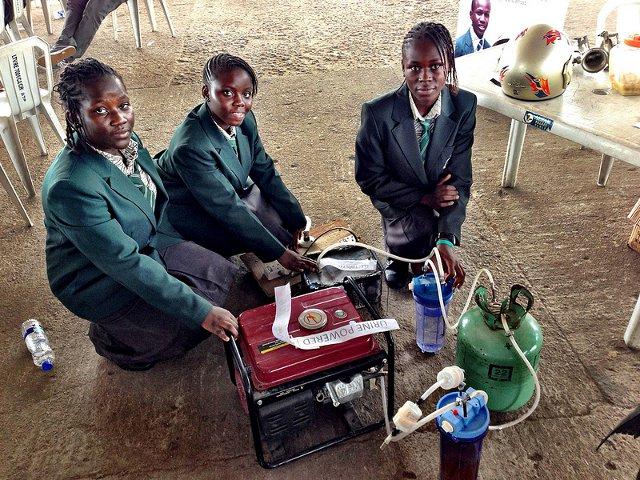 Девушки-тенейджеры изобретают генератор функционирующий на моче