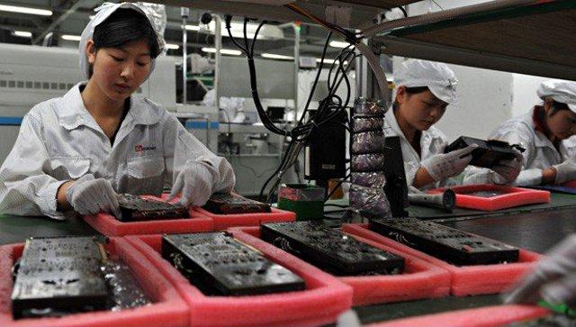 Рабочие на китайских заводах по сбору элетронных устройств
