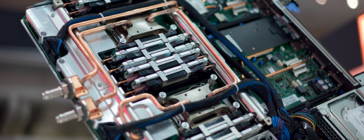 Составные элементы SuperMUC. Особенностью вычислительных кластеров IBM, установленных в SuperMUC, является их водяное охлаждение: по медным трубопроводам поступает вода с температурой около 40 °С, которая отводит тепло от процессоров и оперативной памяти, нагреваясь при этом до 70 °С.
