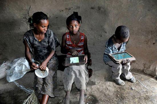 Дети Эфиопии проводят 'взламывают'OLPC-планшеты Motorola Xoom