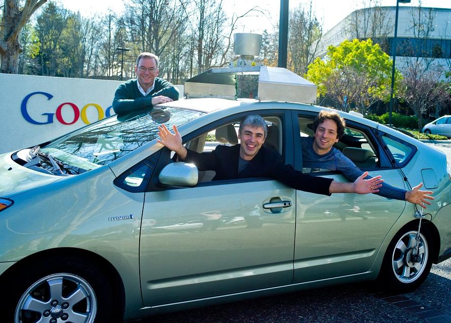 Первые лица Google Эрик Шмидт, Ларри Пейдж и Сергей Брин в беспилотном автомобиле Интернет-компании. Недавно Google получила разрешние тестировать подобные машины на федеральных дорогах США