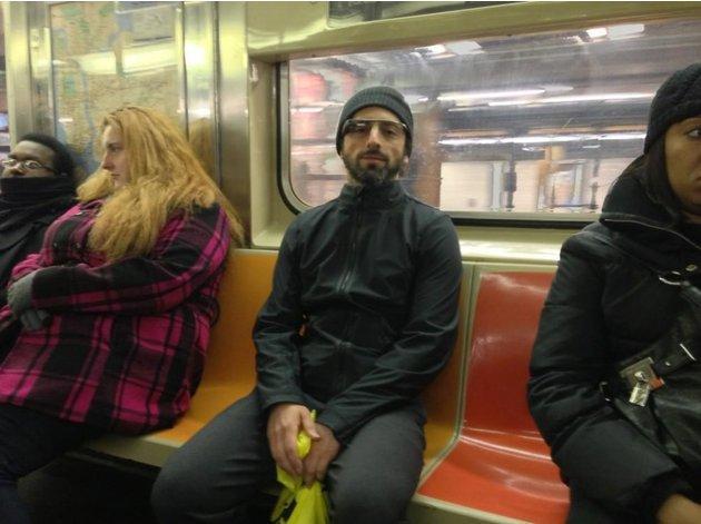 Сергей Брин в очках с дополненной реальностью в Нью-Йорском метро