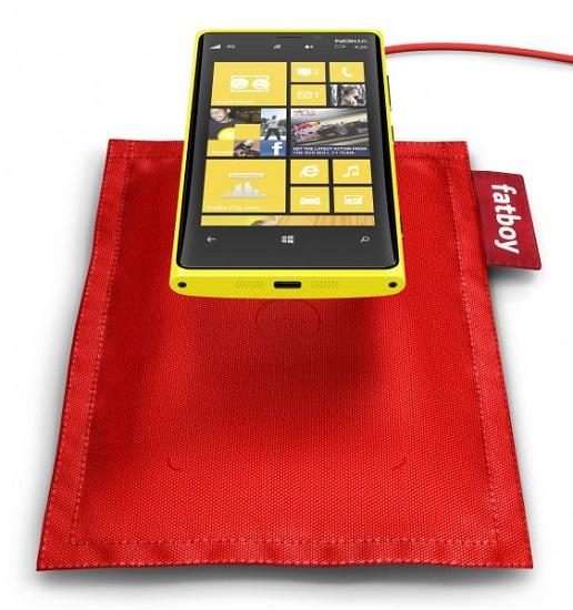 Смартфон Nokia Lumia 920 на устройстве беспроводной зарядки стандарта QI