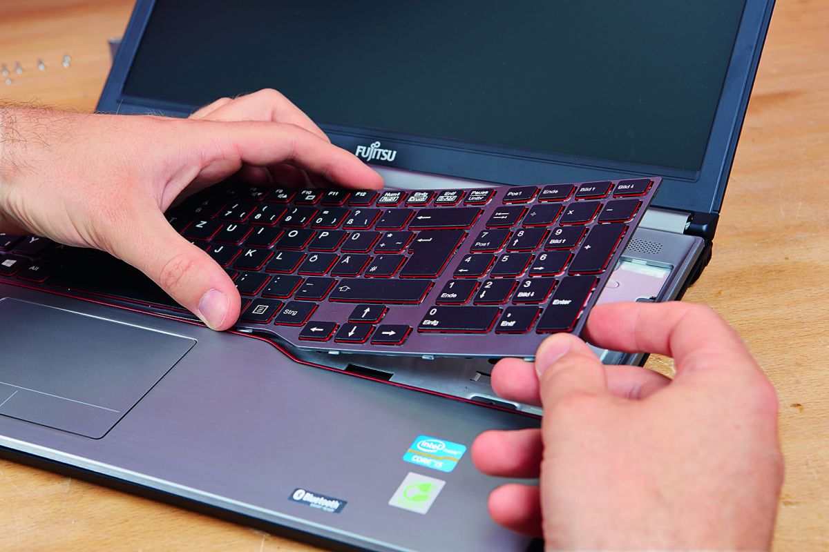 Снятие клавиатуры ноутбука