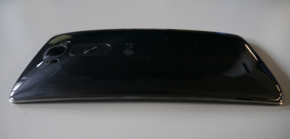 LG G Flex 2: смовосстанавливающееся заднее покрытие избавит смартфон от мелких царапин.