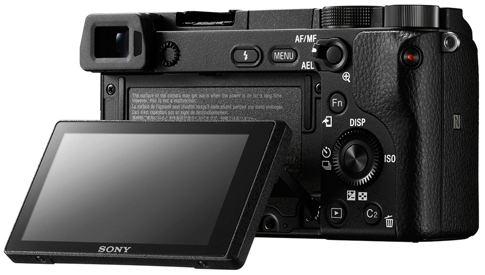 Sony Alpha 6300: Откидной экран почему-то не поддерживает сенсорный ввод, хотя в некоторых случаях это действительно удобная опция.