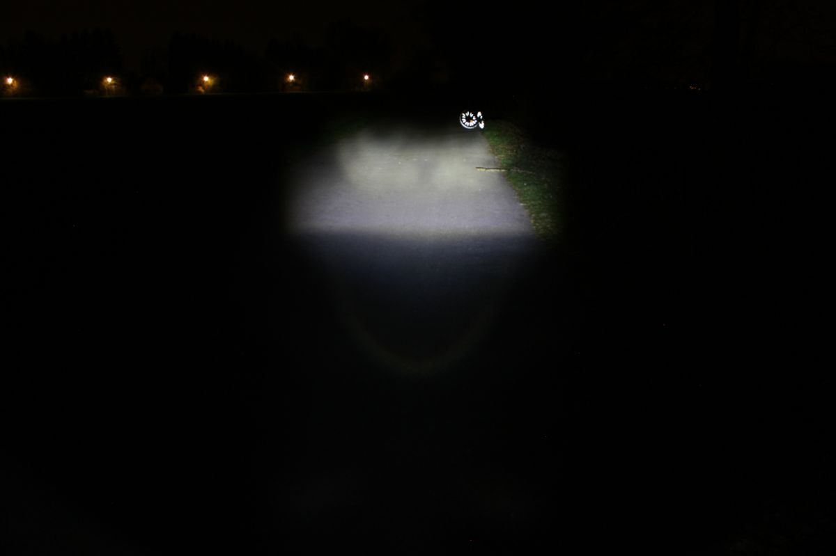ULTRASPORT FRONT BIKE LIGHT: тестовый снимок освещенности