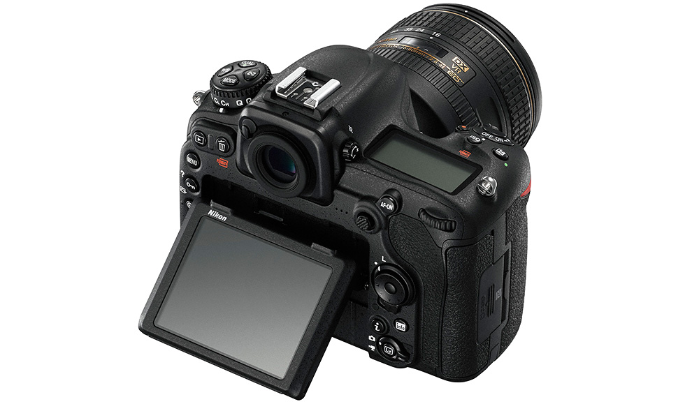 Nikon D500: Откидной вспышки нет, зато заднюю панель украшает небольшой джойстик управления.