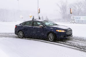 Испытания на снежной трассе. Для передвижения по заснеженным дорогам беспилотный Ford Fusion сверяется с 3D-картой высокого разрешения, которая оснащена подробной информацией о трассе.
