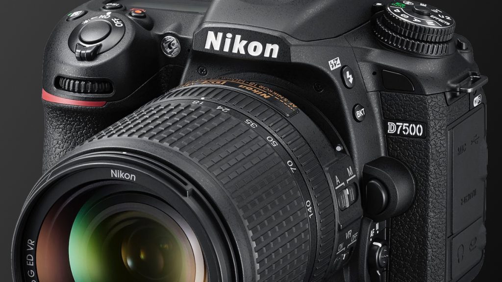 В каких моделях зеркальных камер nikon присутствует жк дисплей на верхней панели камеры