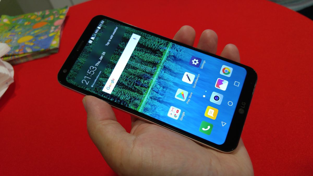Компания LG представила в Москве новую модель смартфона LG Q6