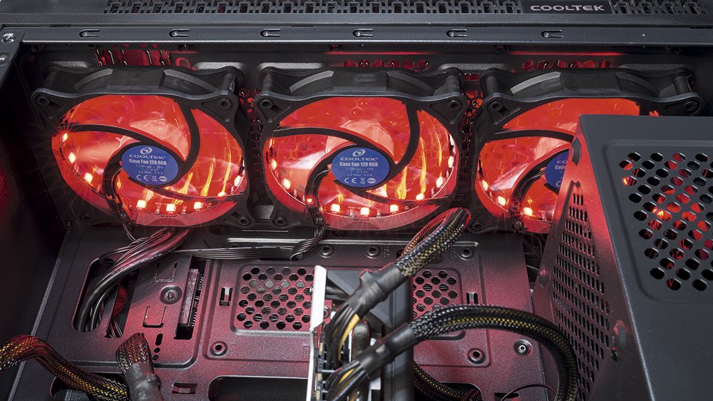 Три эффектно светящихся передних вентилятора Cooltek TG-01 обеспечивают хороший поток свежего воздуха, который необходим для того, чтобы проверить разгонный потенциал процессоров Ryzen.