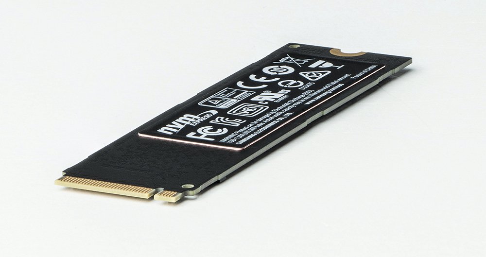 Samsung оснащает новые SSD-накопители, (например, 960 EVO) дополнительной медной накладкой, предназначенной для отвода тепла.