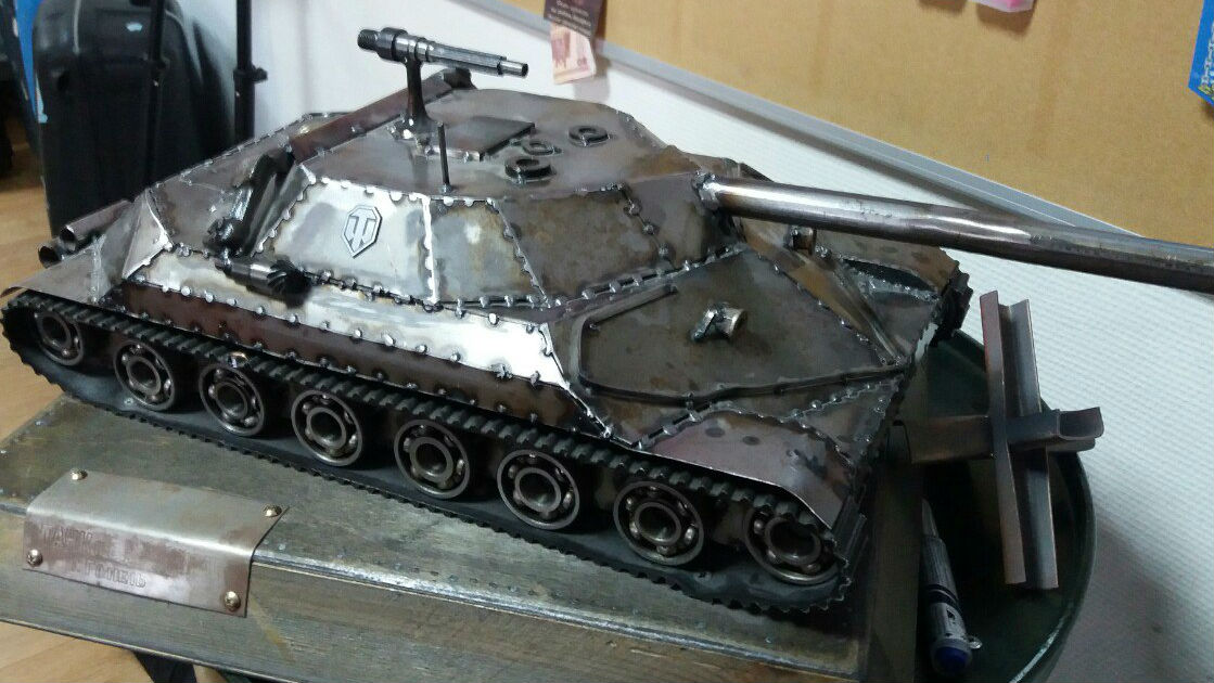 Игроки World of Tanks присылают в офис Wargaming танковые подарки, которые попадают в музей 