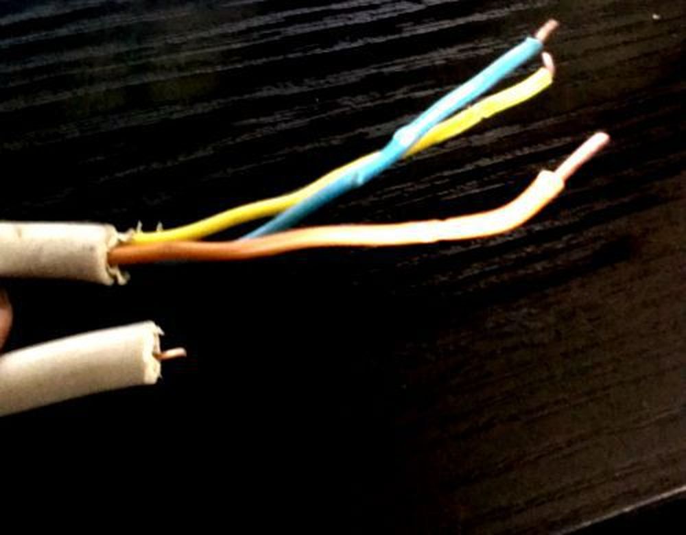 При ремонте кабеля дома необходимо соблюдать осторожность и выдерживать определенную длину провода для надежного соединения