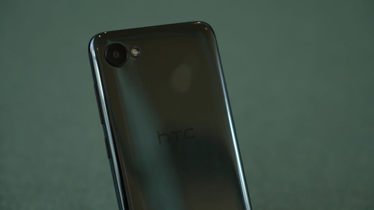 Никак не защищен от портящих внешний вид отпечатков пальцев: глянцевый пластиковый корпус HTC Desire 12