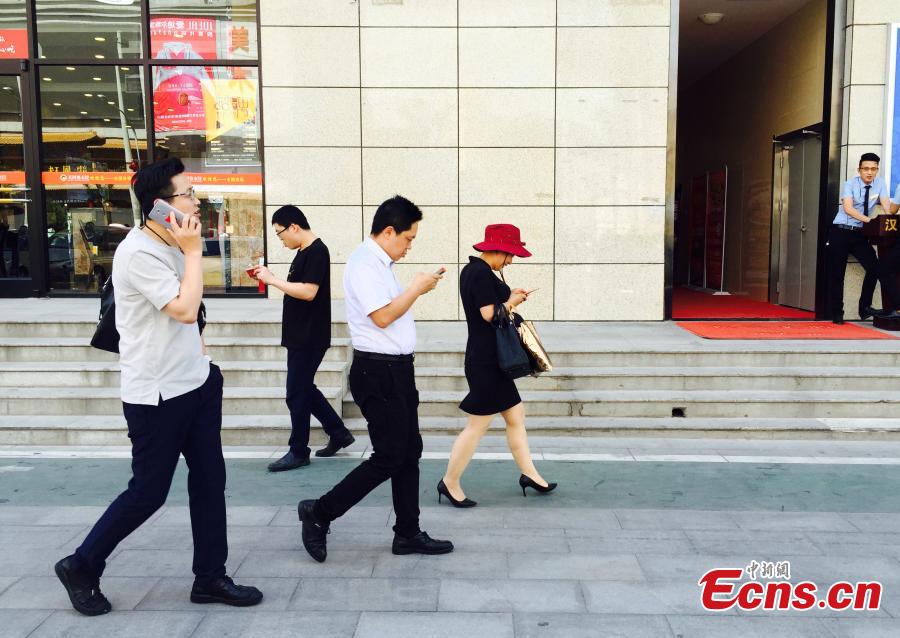 В Китае создана дорожка для уткнувшихся в смартфон