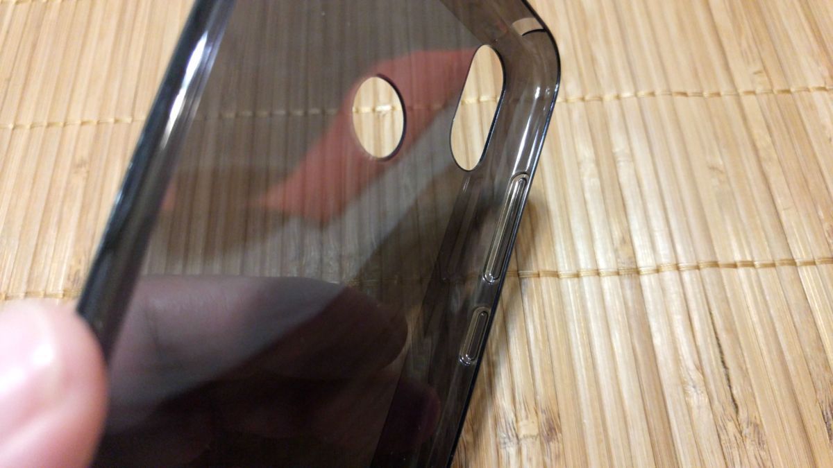 Силиконовый чехол идет в комплекте со смартфоном Xiaomi Mi 8. Он имеет вырезы под сканер отпечатка пальцев и камеру, а также утончения в зонах антенны и водонепроницаемую область для клавиши включения и качельки громкости