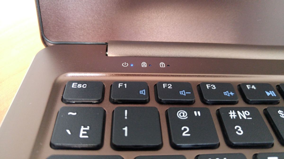 Тест и обзор ноутбука Perstigio SmartBook 141S: тонкий подход к работе и учебе