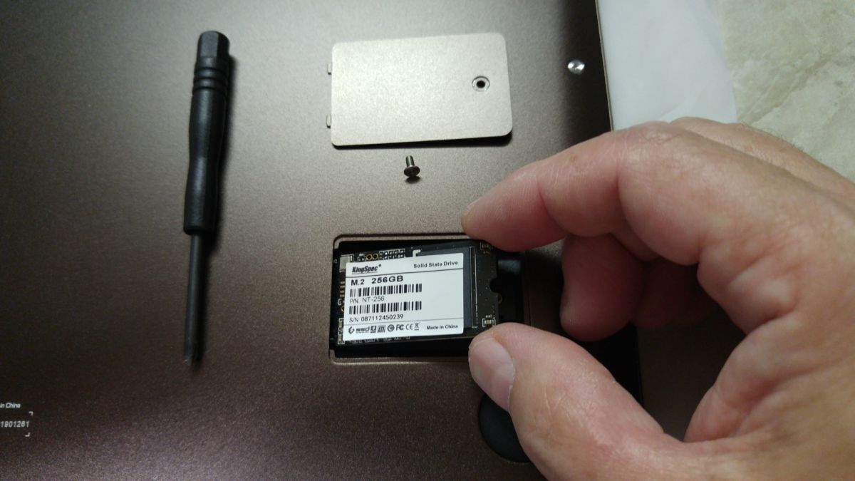 Накопитель SSD стандарта M.2 на 256 Гб от компании KingSpec может стать оптимальным решением апгрейда дискового хранилища в Prestigio SmartBook 141S