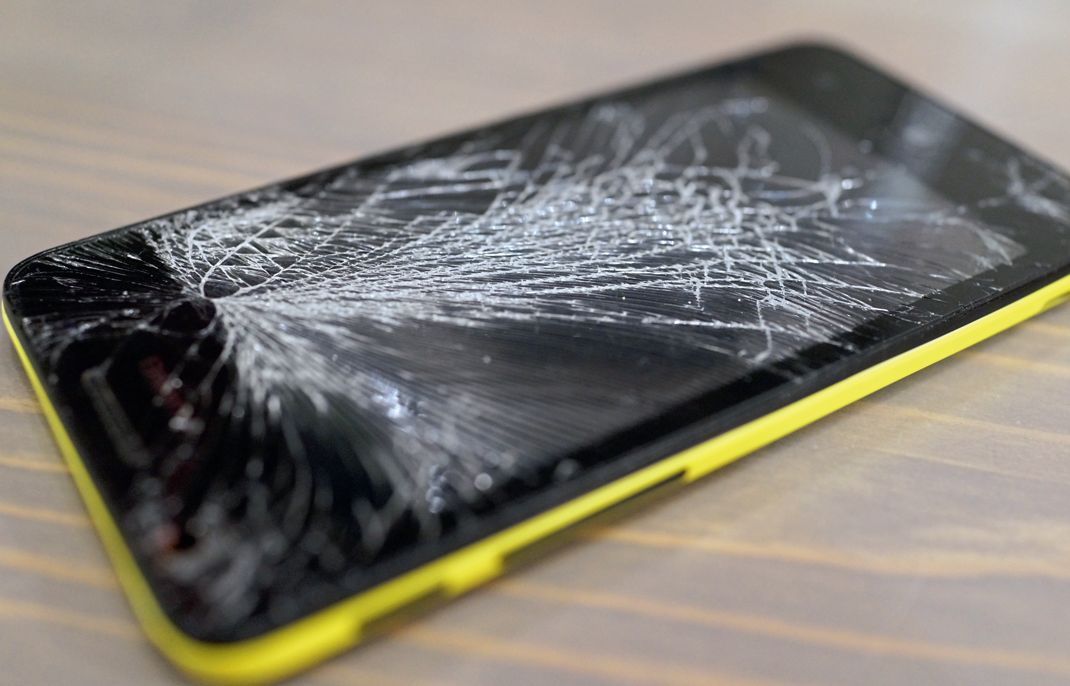 Разбитый дисплей – самая частая причина для покупки нового смартфона