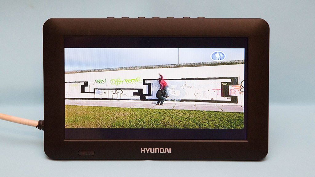 Обзор портативного телевизора Hyundai H-LCD900: видео без интернета