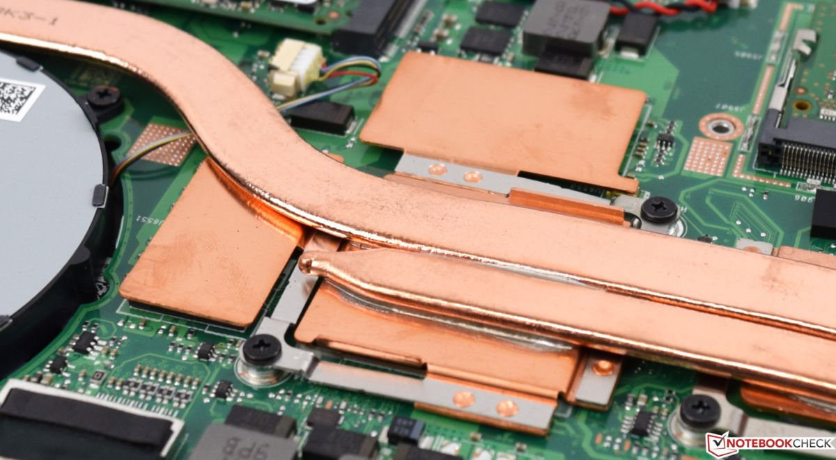 Под медными пластинами для отвода тепла скрывается весьма мощный графический процессор Nvidia Geforce GTX 1050. Фото: notebookcheck-ru
