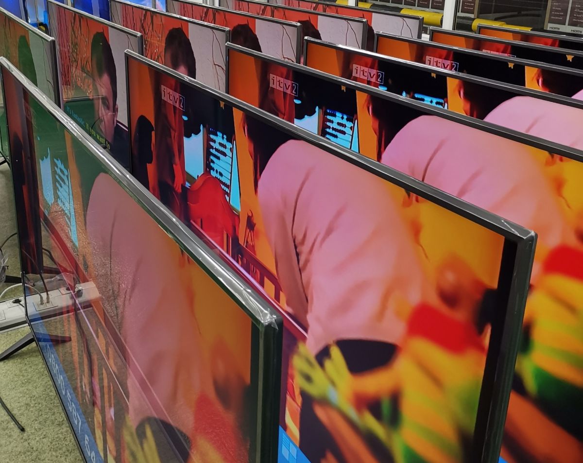 Как делают OLED-телевизоры и холодильники LG: роботы собирают, люди командуют