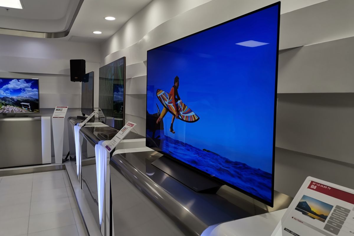 Как делают OLED-телевизоры и холодильники LG: роботы собирают, люди командуют