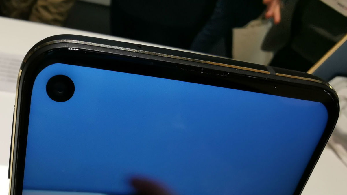 Hisense привезла на MWC 2019 смартфон с "дыркой" в экране и камерой 48 Мп