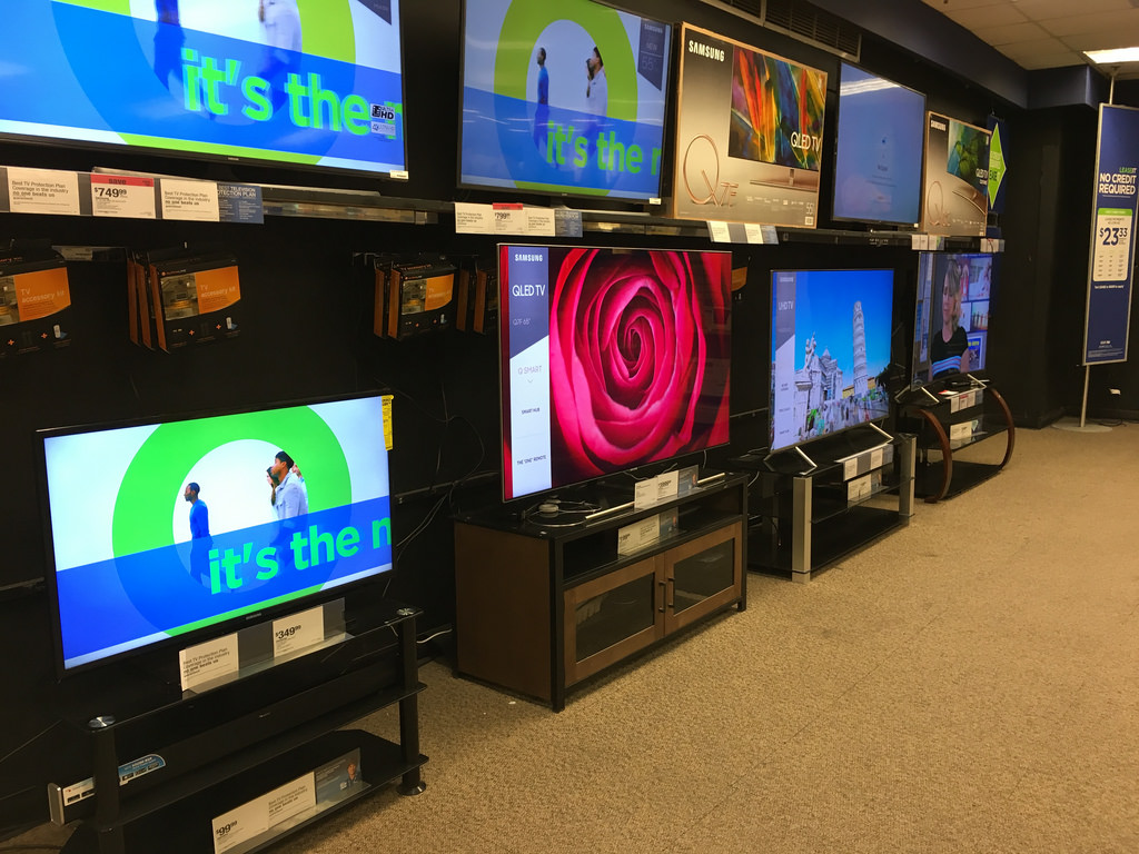 Почему не стоит выбирать телевизор прямо в магазине?