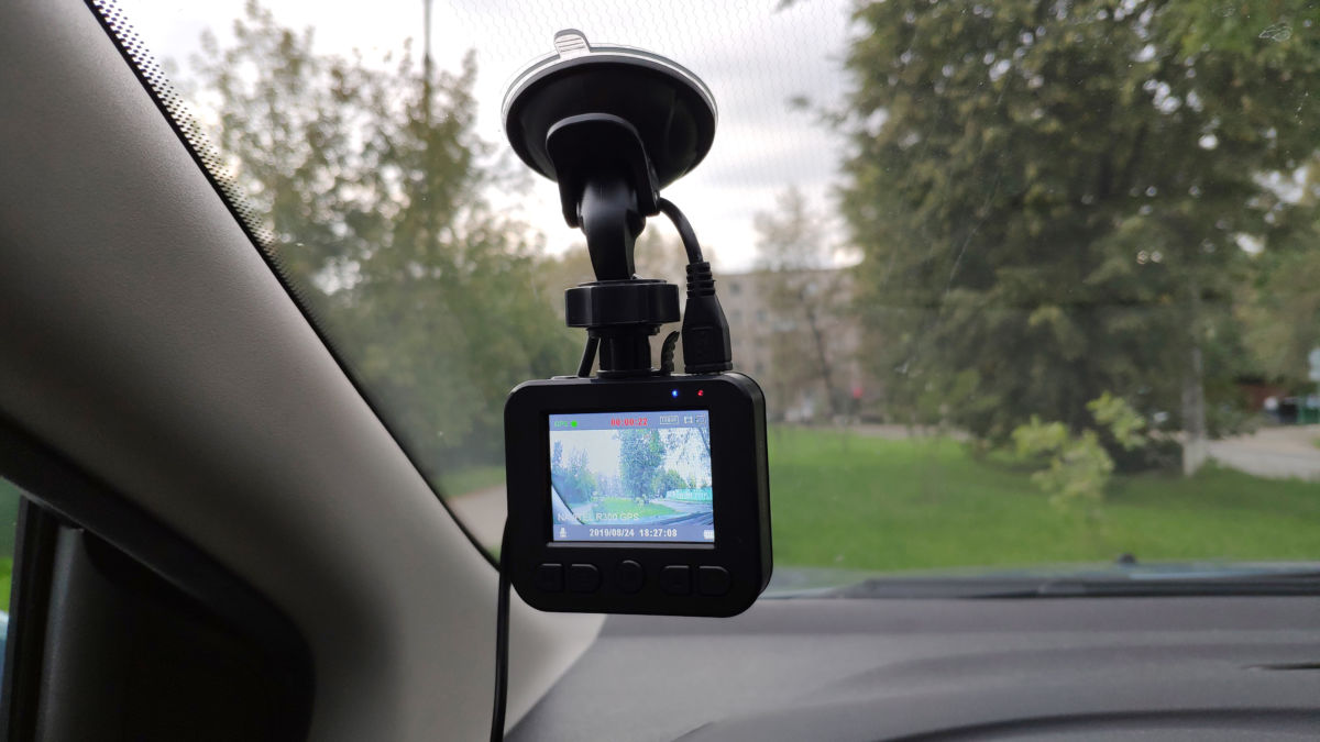 Тест видеорегистратора NAVITEL R300 GPS: четкий помощник в дороге