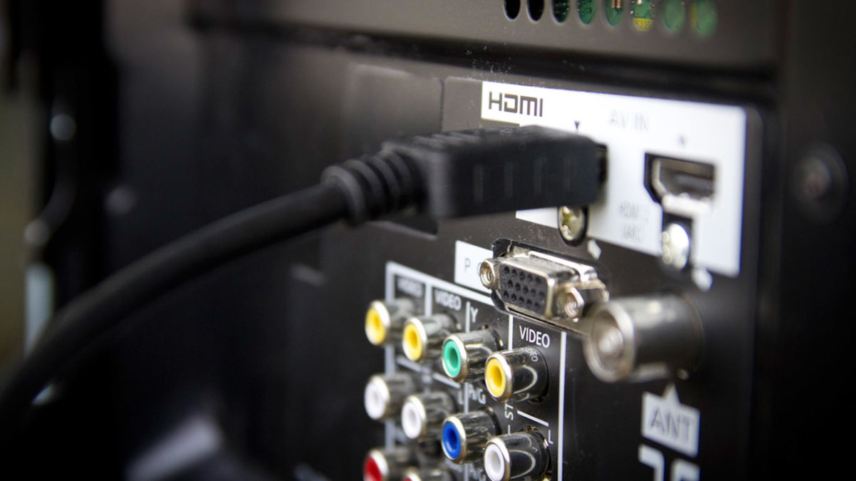 Провод с 3 дырками для монитора. Подсоединение ХДМИ телевизора к муз центру. Как подключить ноутбук к телевизору через HDMI. Телевизор подключить к музыкальному центру HDMI.