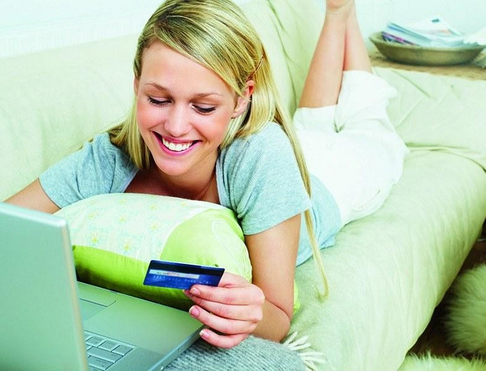 Интернет-покупки лежа на диване