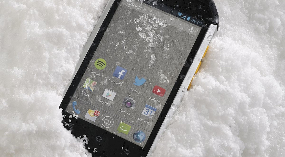 Управляем смартфоном зимой