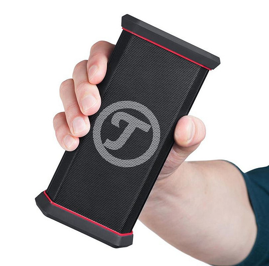 Первый взгляд на портативные динамики Teufel Rockster XS