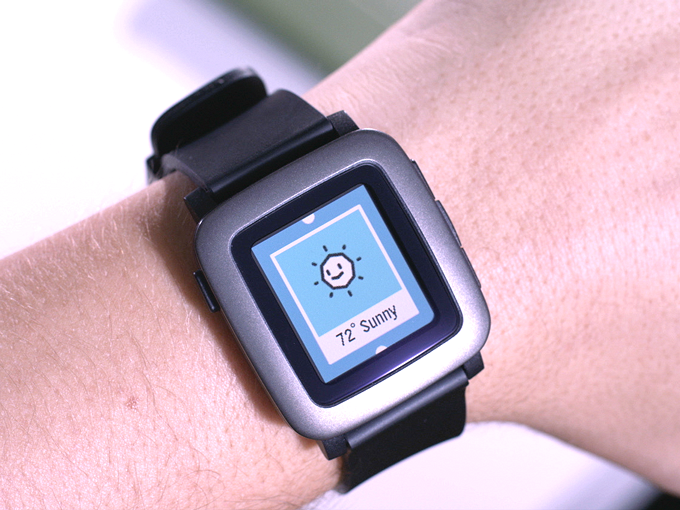Pebble представила умные часы Time с цветным E-Ink экраном