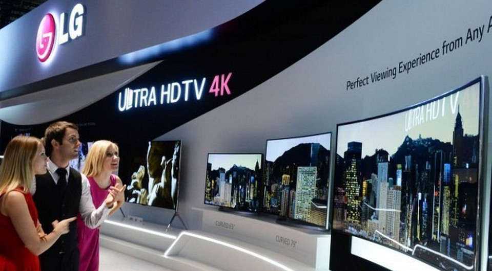 LG представила двусторонний OLED-дисплей и цифровые магнитные обои