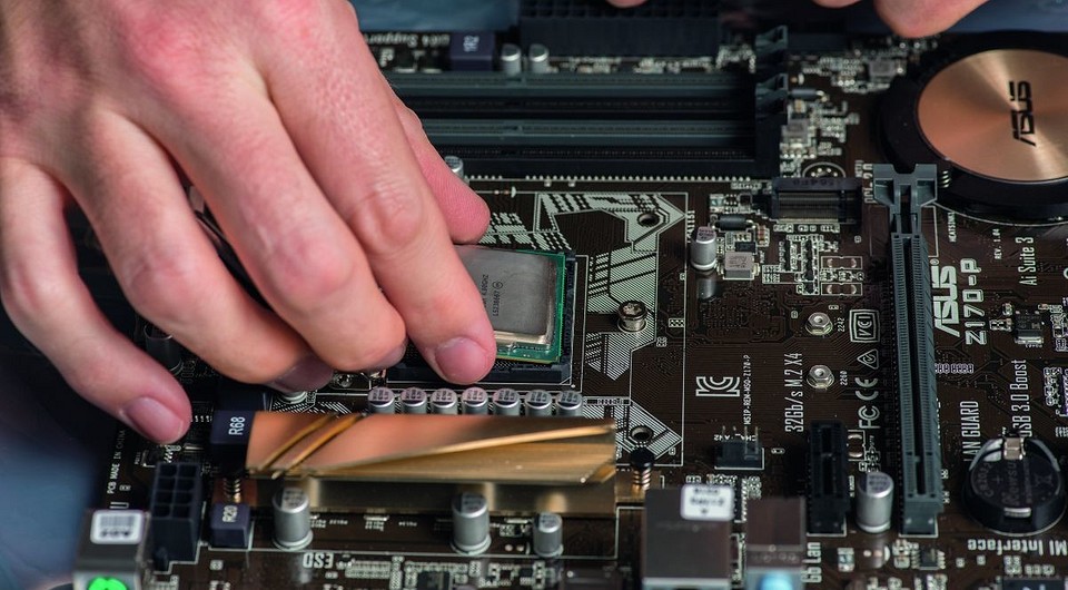 Как установить процессор в материнскую плату и кулер на него