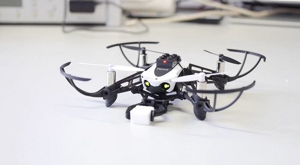 Обзор дрона с пушкой и захватом Parrot Mambo: удовольствие в офисе и дома